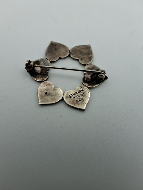 Rund Broche, Hans Hansen